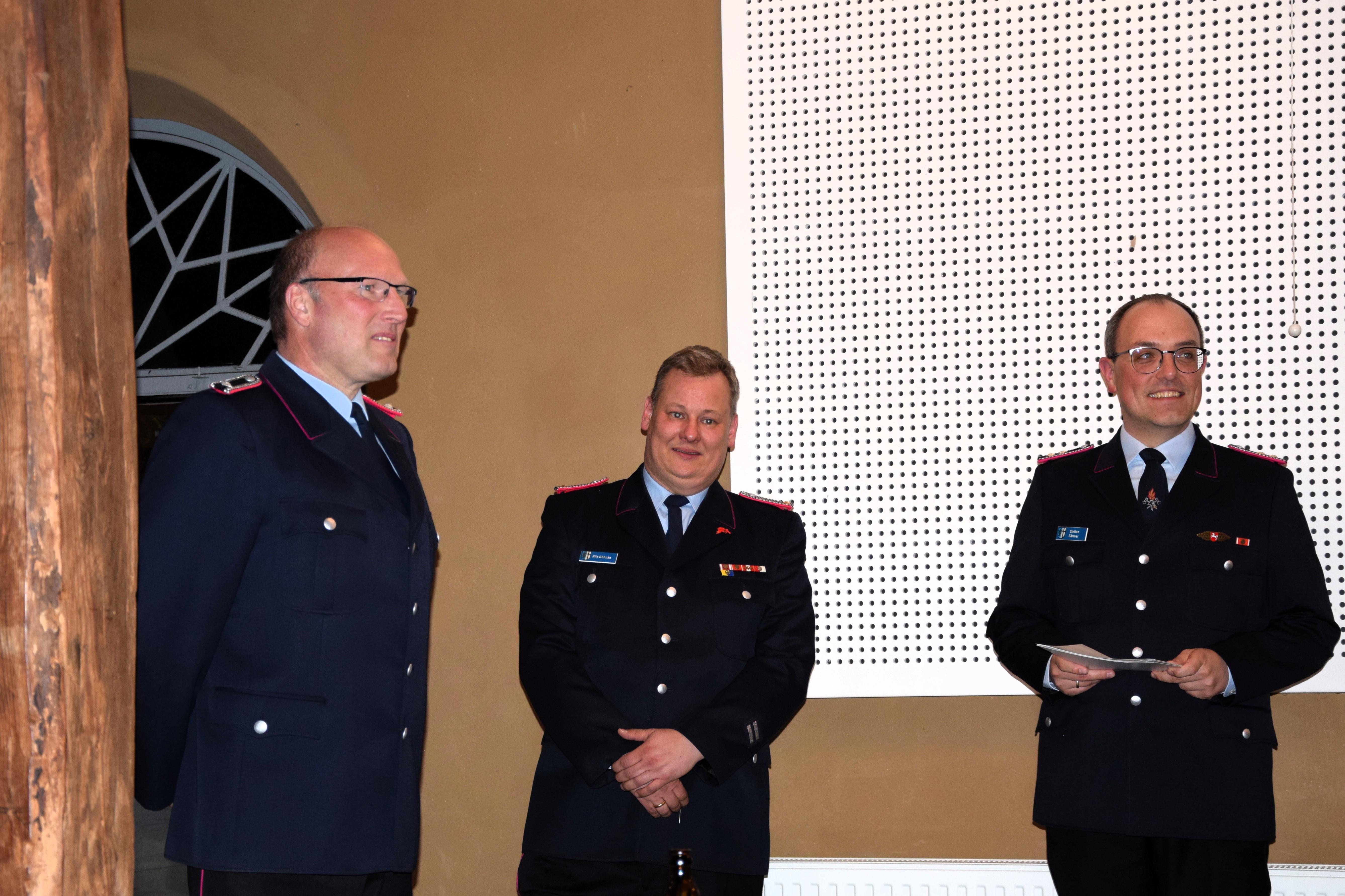 Frank Wilcke wurde für 25 Jahre Mitgliedschaft geehrt. Es gratulierten Samtgemeindebürgermeister Steffen Gärtner und der stellvertretende Gemeindebrandmeister Nils Böhnke.